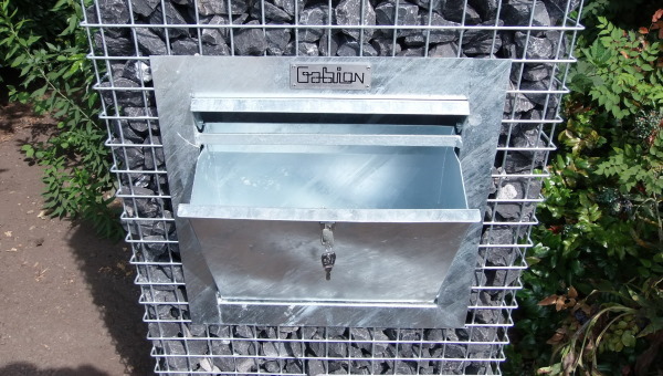 Met een schanskorf brievenbus maakt u uw tuin helemaal compleet Met een schanskorf brievenbus maakt u uw tuin helemaal compleet