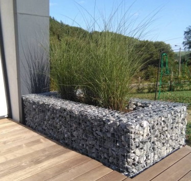 Breukstenen zijn de ideale vulling van schanskorf plantenbakken.